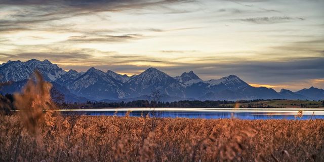 Der Bannwaldsee bei Sonnenuntergang. Mehr zum Thema Camping Bannwaldsee liest du hier.