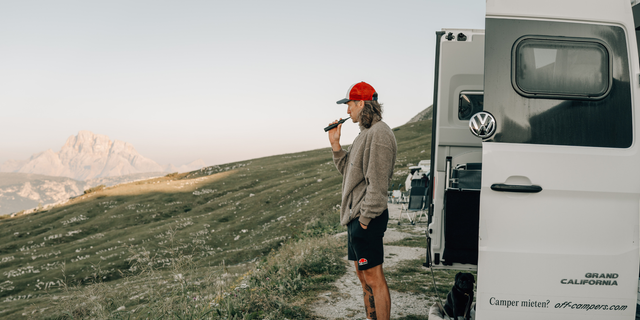 Camper in den Bergen 