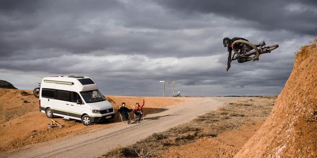 Fahrrad Sprung vor Grand California Camper